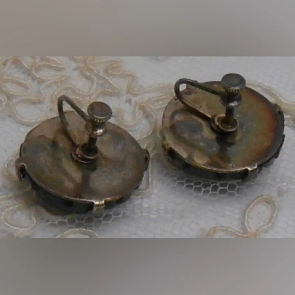 BAKELITE Vintage 1940s Screw-back Spinach Green Earrings Heavy Carved Pattern - Picture 3 of 5